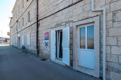 Facade/entrance, Neighbourhood