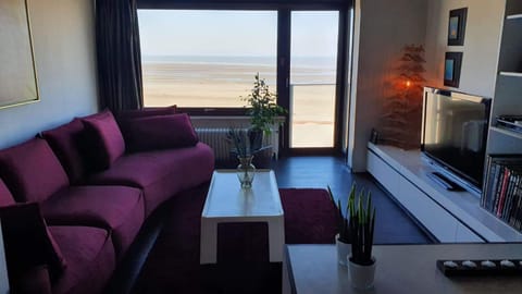 Modern appartement met frontaal zeezicht en privé parking Condo in Knokke-Heist
