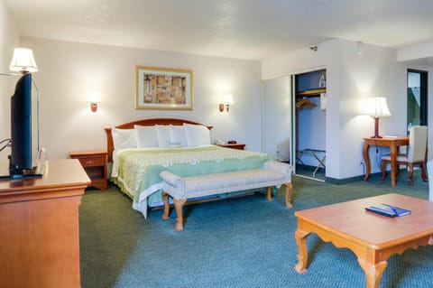 Days Inn & Suites by Wyndham Fullerton Hotel in La Habra