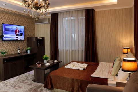 Bed, TV and multimedia, Photo of the whole room, Decorative detail, Decorative detail, Bedroom, Non alcoholic drinks