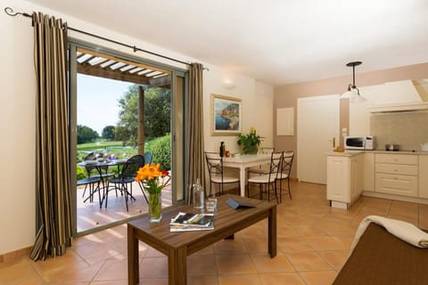Madame Vacances Domaine du Provence Country Club Service Premium Apartment hotel in L'Isle-sur-la-Sorgue