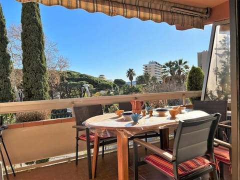 Studio Climatisé avec Terrasse et Parking au Centre du Lavandou - FR-1-251-202 Apartment in Le Lavandou