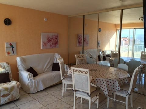 Appartement T3, 6 pers, BBQ, terrasse, parking, plage à prox. - FR-1-81-397 Apartment in Le Barcarès