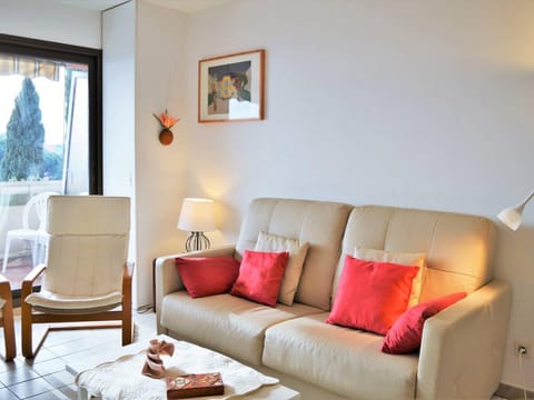 Le Lavandou : T2 avec 4 couchages, terrasse, parking en option, animaux admis - FR-1-251-212 Apartment in Le Lavandou