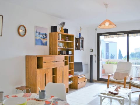 Le Lavandou : T2 avec 4 couchages, terrasse, parking en option, animaux admis - FR-1-251-212 Apartment in Le Lavandou