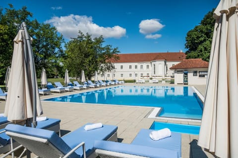 Pool view, Swimming pool, sunbed