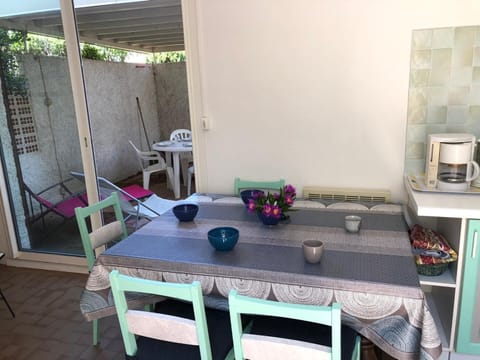 Villa T4 pour 8 pers. à 350m de la plage avec 3 terrasses, parking privé et équipements complets - FR-1-81-415 Villa in Leucate