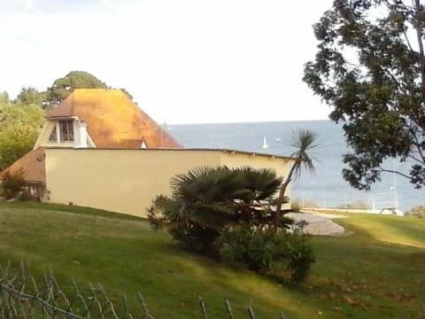 les neyes House in Étables-sur-Mer