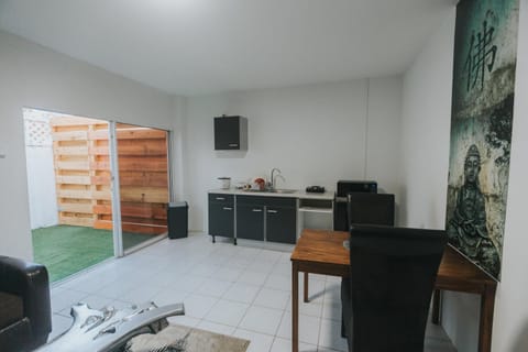 Kitchen or kitchenette, Living room, Seating area, Dining area