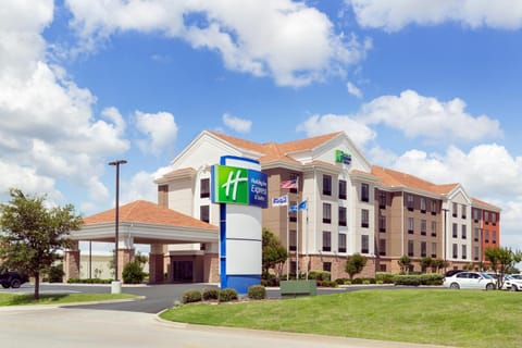 Holiday Inn Express Hotel & Suites Shawnee I-40, an IHG Hotel Hotel in Shawnee