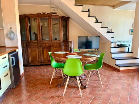 TV and multimedia, Kitchen or kitchenette, Living room, Seating area, Dining area