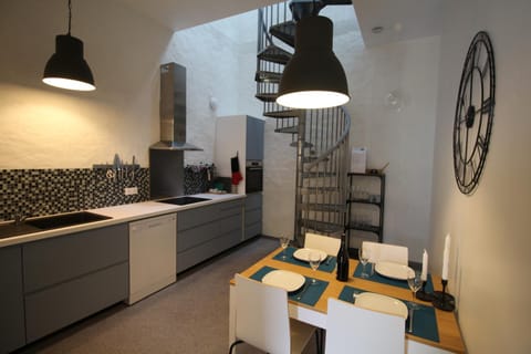 Kitchen or kitchenette, Dining area