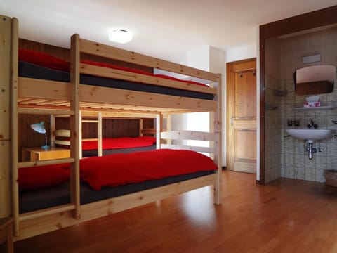 TV and multimedia, Balcony/Terrace, Photo of the whole room, Decorative detail, Bedroom, Area and facilities, bunk bed, wardrobe