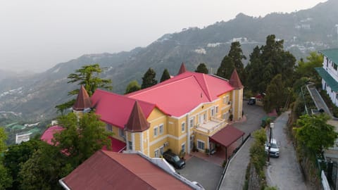 Property building, Bird's eye view, Mountain view, Parking