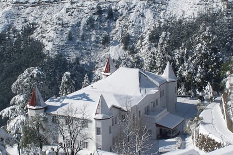 Property building, Day, Natural landscape, Winter, Mountain view