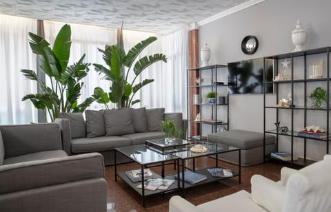 Communal lounge/ TV room