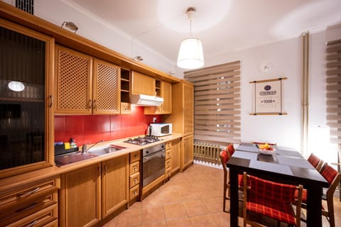 Kitchen or kitchenette, Dining area, minibar, pet friendly