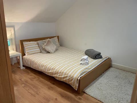 Guest House quarto Individual cama box solteiro ! Finsbury Park Bed and Breakfast in London Borough of Islington