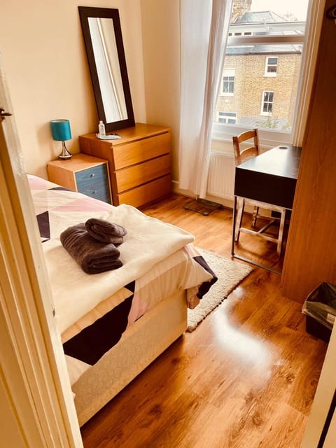 Guest House quarto Individual cama box solteiro ! Finsbury Park Bed and Breakfast in London Borough of Islington