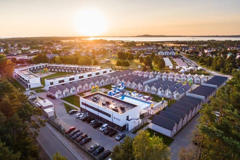 Restaurant/places to eat, Off site, Neighbourhood, Natural landscape, Bird's eye view, Summer, Garden, Lobby or reception, Lounge or bar, On site, Lake view, Pool view, Swimming pool