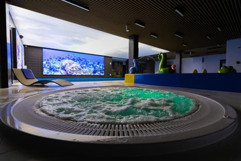 Hot Tub, Swimming pool