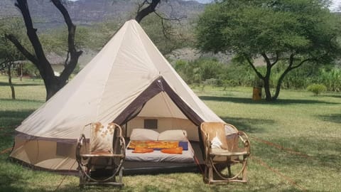 Lake Natron Maasai giraffe eco Lodge and camping Albergue natural in Kenya