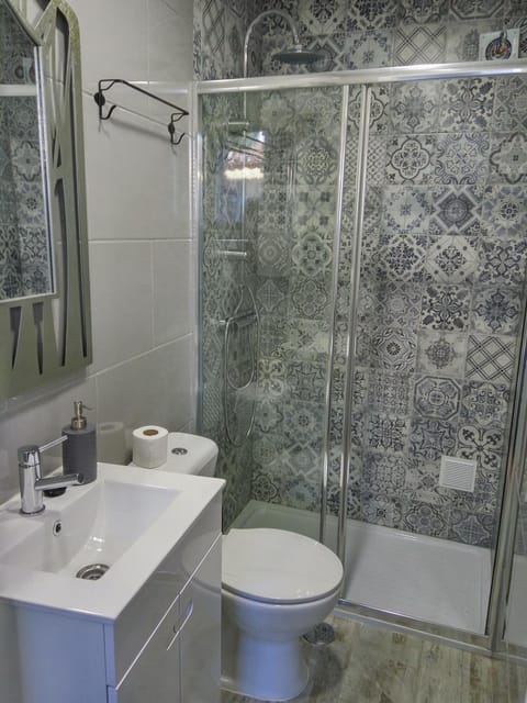 Shower, Toilet