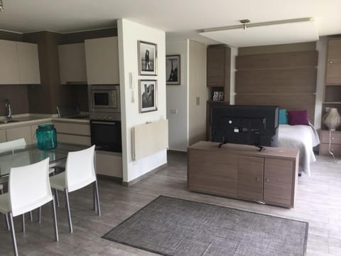 Bed, Kitchen or kitchenette, Dining area