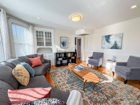 Spacious 4/5 bed, 2 bath,steps to Red Line,Harvard Apartamento in Somerville