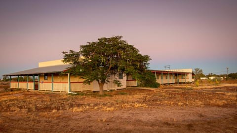 STORK RD BUDGET ROOMS - PRIVATE ROOMS WITH SHARED BATHROOMS access to POOL Ostello in Longreach