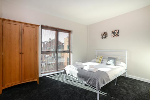Portland Square - 2 Bedroom Modern City Apartment Condo in Nottingham