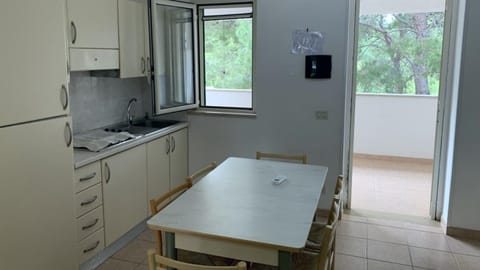 Kitchen or kitchenette, Dining area, pet friendly, stove