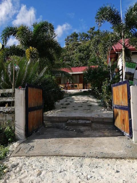 MiL's Hillside Tourist Inn Posada in San Vicente