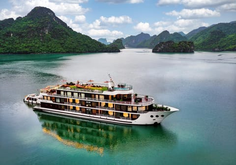 Dora Cruise Barco atracado in Laos
