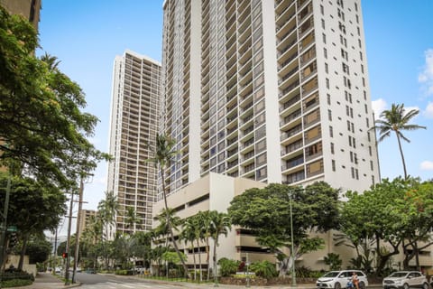 Property building, Day, Neighbourhood, City view, Street view, Location, Parking