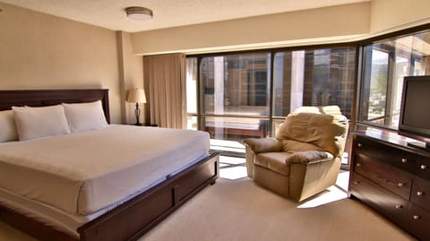 Bed, View (from property/room), Seating area, Bedroom, Mountain view