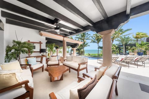 Villa Albatros Oceanfront Luxury Hotelzone Chalet in Cancun