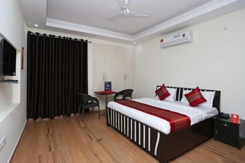 OYO Flagship Maira Homes Hotel in Noida