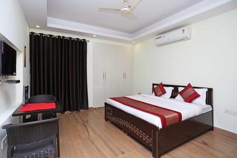 OYO Flagship Maira Homes Hotel in Noida