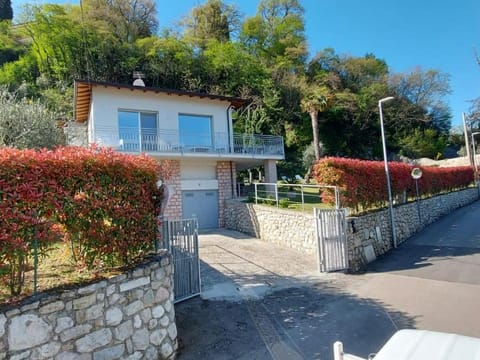 Property building, Spring, Day, Neighbourhood, Garden, Garden view