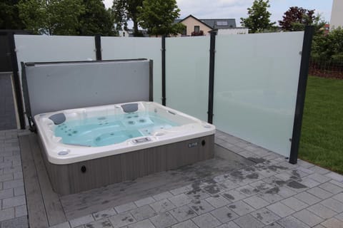 Property building, Hot Tub