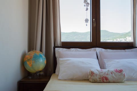 Bed, Bedroom, City view, Mountain view