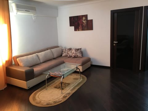 Communal lounge/ TV room, TV and multimedia, Living room, Seating area