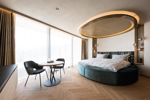 Bed, Seating area, Bedroom