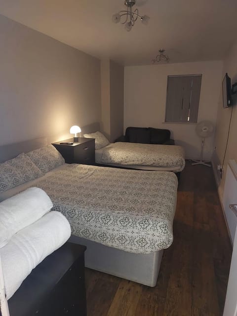 Bed, Photo of the whole room, Seating area, Bedroom