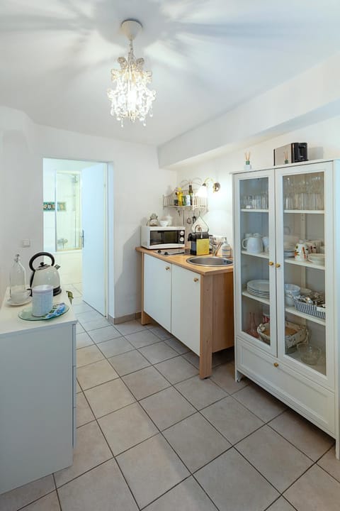 Kitchen or kitchenette, minibar