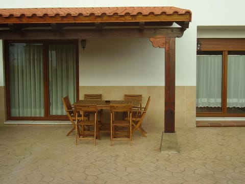 Patio, BBQ facilities, Garden