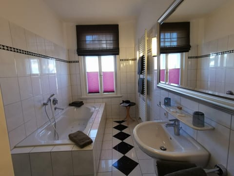 Shower, Toilet, Bathroom, Bath, towels