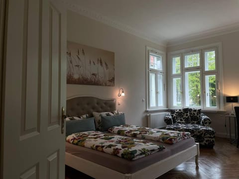 Bed, Photo of the whole room, Seating area