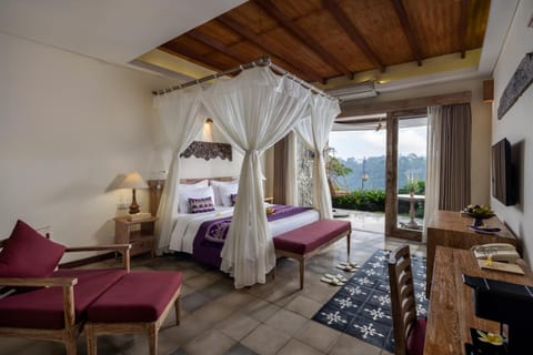 Bedroom, Pool view